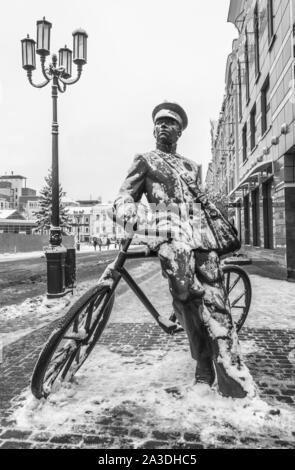 Nizhny Novgorod, Russia - Novembre 05, 2016: Monumento al Portalettere in Bolshaya Pokrovskaya street a Nizhny Novgorod Foto Stock