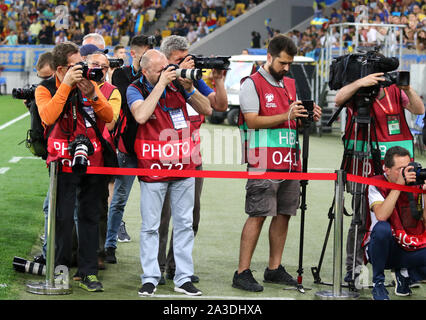 LVIV, Ucraina - 7 giugno 2019: i fotografi al lavoro durante UEFA EURO 2020 qualifica gioco Ucraina v Serbia a Arena Lviv stadium di Leopoli Foto Stock