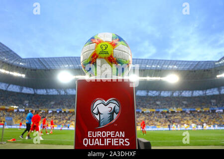 LVIV, Ucraina - 7 giugno 2019: ufficiale di UEFA EURO 2020 qualificatori di Adidas matchball Conext19 sul piedistallo visto durante UEFA EURO 2020 qualifica gioco Ucraina v Serbia a Arena Lviv stadium Foto Stock