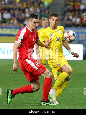 LVIV, Ucraina - 7 giugno 2019: Nikola Milenkovic della Serbia (L) combatte per una sfera con Vitaliy Mykolenko dell'Ucraina durante il loro UEFA EURO 2020 partita di qualificazione a Arena Lviv Stadium. L'Ucraina ha vinto 5-0 Foto Stock