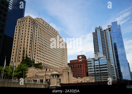 Due nord riverside plaza l'originale chicago daily news edificio con riverfront edifici di chicago, illinois, Stati Uniti d'America Foto Stock