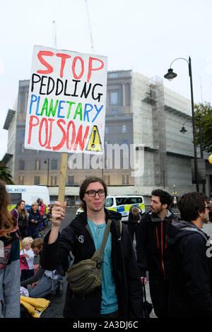 Westminster, London, Regno Unito - Lunedì 7 Ottobre 2019 - estinzione della ribellione XR clima protester con targhetta a Lambeth Bridge del Giorno 1 dell'estinzione della ribellione XR protesta. Foto Steven Maggio / Alamy Live News Foto Stock