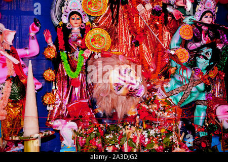 Dea Durga idolo decorata a Durga Puja Pandal in villaggio rurale del Bengala Occidentale la più grande festa religiosa del popolo del Bengala Occidentale o bengalesi Foto Stock