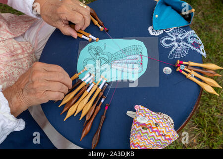 Detroit, Michigan - Una donna rende il merletto a tombolo di Ste. Parrocchia di Anne de Detroit mantiene la sua terza annuale di rendez-vous festival culturali. L'evento celeb Foto Stock