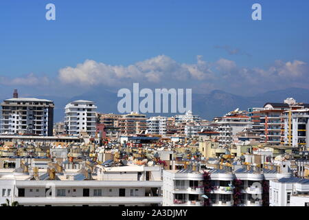 Paesaggio urbano di MAHMUTLAR, Alanya in Turchia. Tetto e TOWNSCAPE SU ALTO blocchi di appartamenti, negozi e alberghi lungo la strada della spiaggia. Foto Stock