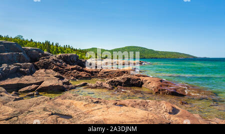 Paesaggio panoramico vista da sotto il Vulcano Trail lungo la bellissima costa rocciosa del Lago Superior a Neys Provincial Park, Ontario, Canada Foto Stock