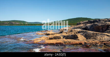 Paesaggio panoramico vista da sotto il Vulcano Trail lungo la bellissima costa rocciosa del Lago Superior a Neys Provincial Park, Ontario, Canada Foto Stock