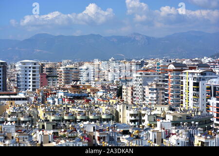 Paesaggio urbano di MAHMUTLAR, Alanya in Turchia. Tetto e TOWNSCAPE SU ALTO blocchi di appartamenti, negozi e alberghi lungo la strada della spiaggia. Foto Stock