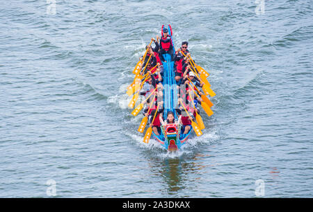 La squadra di Dragonboat corre durante il festival 2019 di Taipei Dragon Boat a Taipei Taiwan Foto Stock