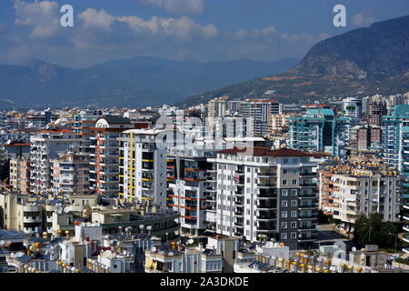 Paesaggio urbano di MAHMUTLAR, Alanya in Turchia. Tetto e TOWNSCAPE SU ALTO blocchi di appartamenti, negozi e alberghi lungo la strada della spiaggia. Foto Stock