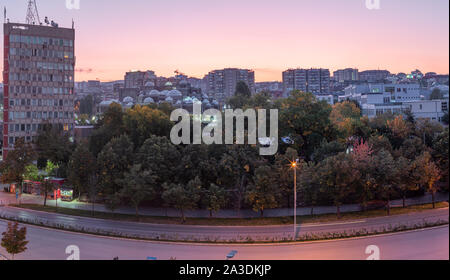 Mattina nella capitale del Kosovo Pristina con alcune città panorama. Foto Stock