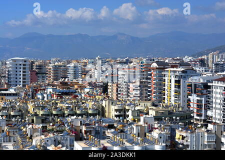 Paesaggio urbano di MAHMUTLAR, Alanya in Turchia. Tetto e TOWNSCAPE SU ALTO blocchi di appartamenti, negozi e alberghi lungo la strada della spiaggia. Foto Stock