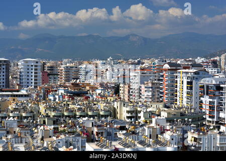 Paesaggio urbano di MAHMUTLAR, Alanya in Turchia. Tetto e TOWNSCAPE SU ALTO blocchi di appartamenti, negozi e alberghi lungo la strada della spiaggia. Foto Stock