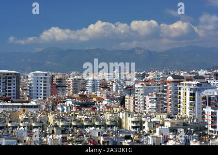 Paesaggio urbano di MAHMUTLAR, Alanya in Turchia. Tetto e TOWNSCAPE SU ALTO blocchi di appartamenti, negozi e alberghi lungo la strada della spiaggia. Foto Stock