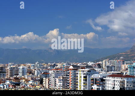 Paesaggio urbano di MAHMUTLAR, Alanya in Turchia. Tetto e TOWNSCAPE SU ALTO blocchi di appartamenti, negozi e alberghi lungo la strada della spiaggia. Foto Stock