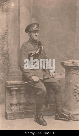 L'annata 1923 Cartolina fotografica che mostra un esercito britannico soldato in base ad Aldershot, Hampshire. Foto Stock