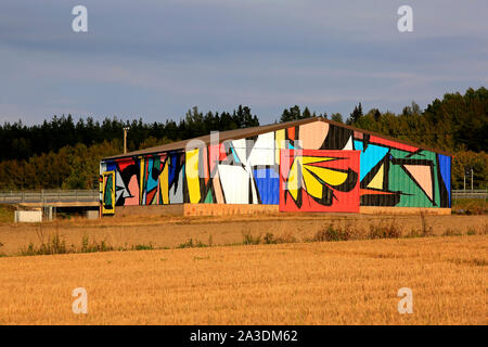 Abstract murale di Sobekcis su un fienile in campo vicino alla strada nazionale 1, E18, a Salo, Finlandia. Il progetto di arte pubblica è parte del Festival Upeart 2019. Foto Stock