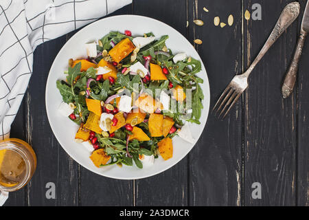 Deliziosa insalata di autunno con zucca o squash, rucola e formaggio feta Foto Stock