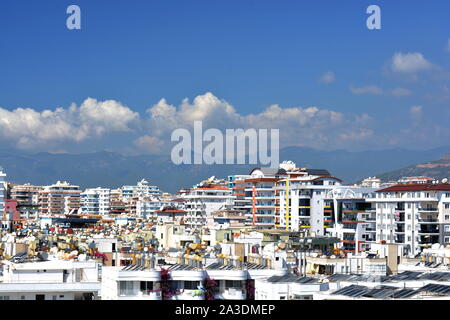 Paesaggio urbano di MAHMUTLAR, Alanya in Turchia. Tetto e TOWNSCAPE SU ALTO blocchi di appartamenti, negozi e alberghi lungo la strada della spiaggia. Foto Stock