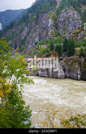 Vista di Hells Gate nel Fraser River Canyon visto dal rocky mountaineer treno turistico in British Columbia Canada Foto Stock