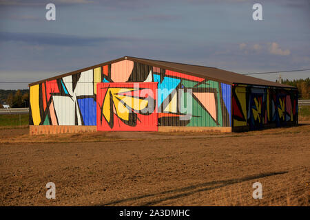 Abstract murale di Sobekcis su un fienile in campo vicino alla strada nazionale 1, E18, a Salo, Finlandia. Il progetto di arte pubblica è parte del Festival Upeart 2019. Foto Stock
