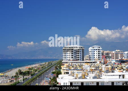 Paesaggio urbano di MAHMUTLAR, Alanya in Turchia. Tetto e TOWNSCAPE SU ALTO blocchi di appartamenti, negozi e alberghi lungo la strada della spiaggia. Foto Stock