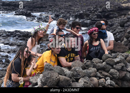 Isola di Pasqua, Cile. Il 22 settembre, 2019. Persone posano per una foto al complesso archeologico Te Pito Kura.Isola di Pasqua, nota anche come Rapa Nui, è un'isola nell'Oceano Pacifico appartenente al Cile. L'isola è famosa per la sua moais ed è un sito Patrimonio Mondiale dell'UNESCO con gran parte del suo territorio all'interno del Parco Nazionale di Rapa Nui. La sua popolazione è di circa 6 mila abitanti. Credito: Jorge Sanz SOPA/images/ZUMA filo/Alamy Live News Foto Stock