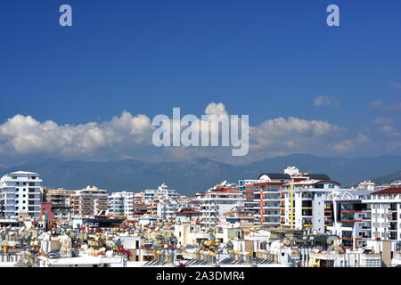 Paesaggio urbano di MAHMUTLAR, Alanya in Turchia. Tetto e TOWNSCAPE SU ALTO blocchi di appartamenti, negozi e alberghi lungo la strada della spiaggia. Foto Stock