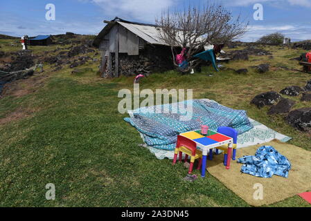 Isola di Pasqua, Cile. Il 22 settembre, 2019. Giocattoli e coperte al di fuori di una casa nel piccolo villaggio di La Perouse, che ha circa dieci abitanti.Isola di Pasqua, nota anche come Rapa Nui, è un'isola nell'Oceano Pacifico appartenente al Cile. L'isola è famosa per la sua moais ed è un sito Patrimonio Mondiale dell'UNESCO con gran parte del suo territorio all'interno del Parco Nazionale di Rapa Nui. La sua popolazione è di circa 6 mila abitanti. Credito: Jorge Sanz SOPA/images/ZUMA filo/Alamy Live News Foto Stock