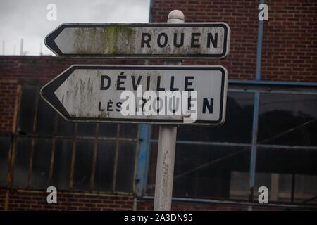 Una settimana dopo un incendio che devastò la Lubrizol impianto in Rouen, il fumo è ancora provenienti dal sito di impianto. Permangono incertezze circa le conseguenze della combustione delle sostanze chimiche e dell'inquinamento. In seguito all'incendio il 26 settembre la raccolta di frutta e verdura è stato vietato in un centinaio di comuni in Normandia e degli Hauts-de-France. Foto Stock