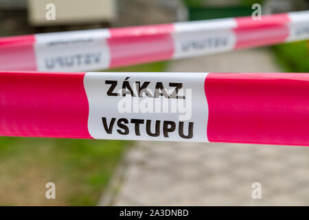 Un cordone con le parole "Zakaz vstupu' che in slovacco significa 'nessuna voce' o 'entrata forbidden' Foto Stock