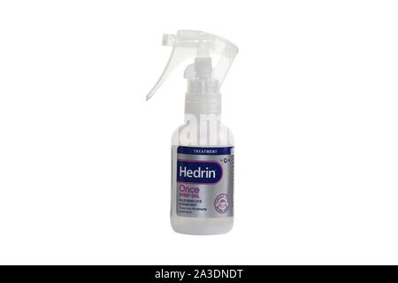 Bottiglia di spruzzi di Hedrin per pidocchi della testa isolata su sfondo bianco Foto Stock