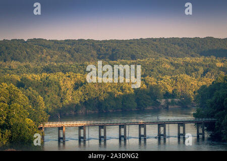 Una vista al di sopra di un ponte che attraversa il grande lago situato a Langley, Oklahoma 2019 Foto Stock