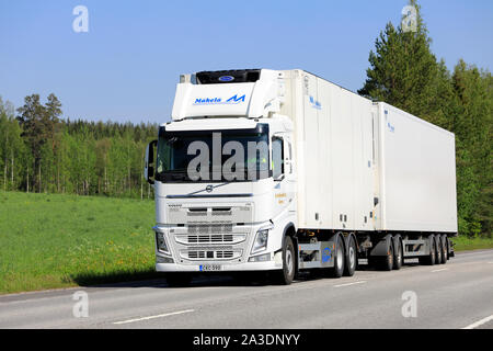 White Volvo FH 500 carrello per R Makela Oy tira il trasporto refrigerato rimorchio in autostrada 4 in un giorno d'estate. Uurainen, Finlandia. Il 7 giugno 2019. Foto Stock