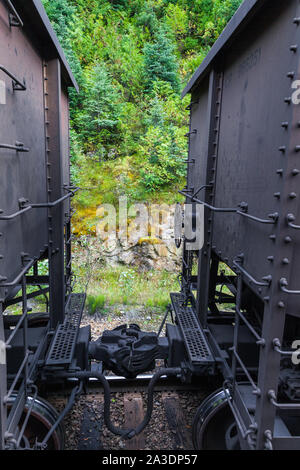 Dettaglio della interconnessione tra treno merci automotrici ferroviarie visto dal rocky mountaineer treno turistico in British Columbia Canada Foto Stock