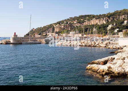 L'uomo la pesca al di fuori del Port Royal de la Darse, a Villefranche sur Mer, Francia, Europa Foto Stock