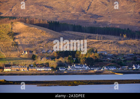 Lochcarron village, Wester Ross, Highlands f in Scozia. Guardando sul Loch Carron da Attadale con il sole del tardo pomeriggio che mostra la terra crofts Foto Stock