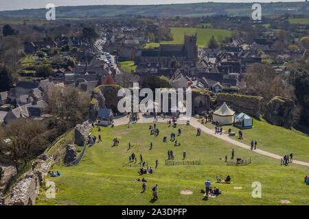 Vista su Corfe villaggio da Corfe Castle, vicino a Wareham in Dorset, Regno Unito Foto Stock