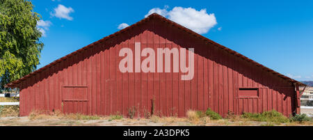 Rustico in legno rosso fienile nella campagna della Santa Ynez Valley vicino a Buellton, California Foto Stock