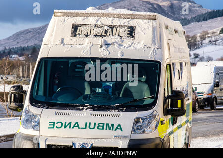 NHS Scotland ambulanza emergenza coperta di neve nel villaggio di Lochcarron, NW Highlands della Scozia Foto Stock