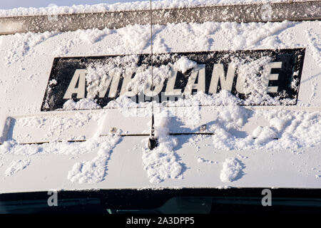 NHS Scotland ambulanza emergenza coperta di neve nel villaggio di Lochcarron, NW Highlands della Scozia Foto Stock