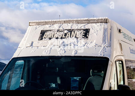 NHS Scotland ambulanza emergenza coperta di neve nel villaggio di Lochcarron, NW Highlands della Scozia Foto Stock