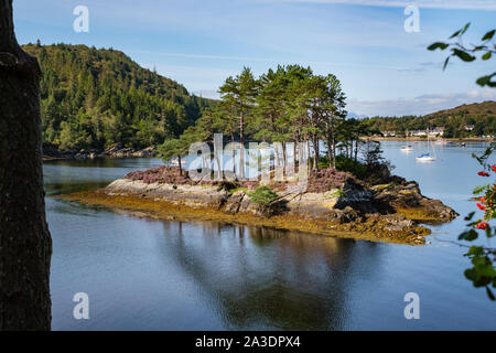 Guardando sul Loch Carron a Plockton villaggio dal ponte ferroviario al Duncraig stazione ferroviaria su Inverness a Kyle of Lochalsh line. Foto Stock