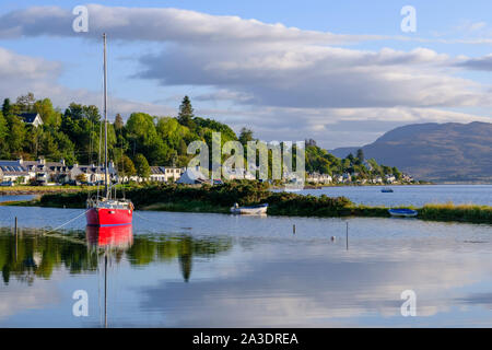 Lochcarron villaggio sulle rive di Loch Carron ad alta marea, Strathcarron, Wester Ross, Highlands della Scozia Foto Stock