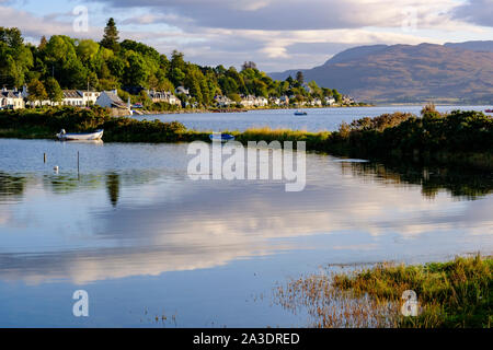 Lochcarron villaggio sulle rive di Loch Carron ad alta marea, Strathcarron, Wester Ross, Highlands della Scozia Foto Stock