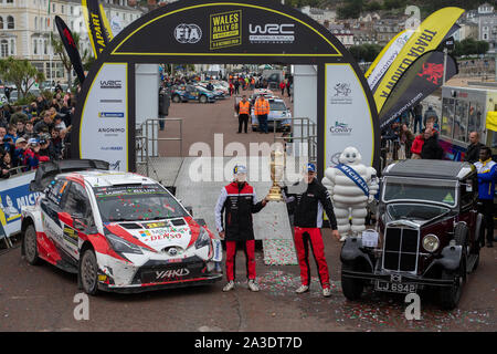 Il 6 ottobre 2019, il Galles ; Rally Galles GB 2019 podio: Ott Tanak & Co pilota Martin JERVEOJA competere nel Toyota Yaris WRC per Toyota Gazoo Racing WRT stand con i vincitori del trofeo e dal lato del primo Rally del Galles auto vincente Credito: Gareth Dalley/news immagini Foto Stock