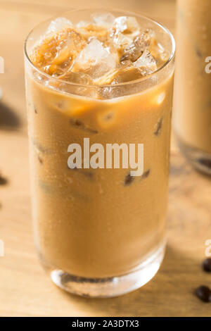 In casa Iced caffè con latte di mandorle in un bicchiere Foto Stock