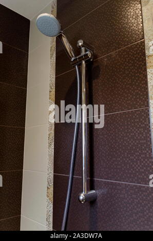 Interni moderni e un piccolo bagno con cabina doccia in una casa ristrutturata, Sofia, Bulgaria Foto Stock