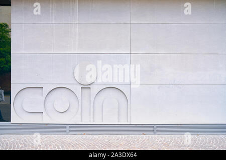 Venezia, Italia - circa maggio, 2019: Immagine ravvicinata di " moneta " department store edificio. Foto Stock