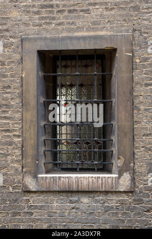 Cambridge, Cambridgeshire/Inghilterra - 20 giugno 2019:una finestra e le barre in una centrale di Cambridge street. Foto Stock